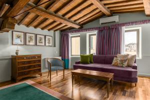佛罗伦萨伊莎贝拉室友酒店的客厅配有紫色沙发和桌子