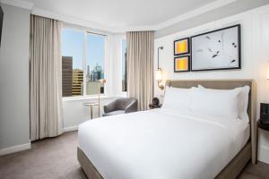 纽约The Luxury Collection Hotel Manhattan Midtown的酒店客房设有一张床和一个大窗户
