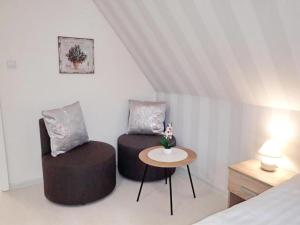 拉布卡Villa Cassia的一间卧室配有一张床、一把椅子和一张桌子