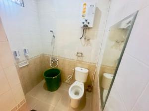 普卡Eton Asia Villas-Kota Bunga的一间带卫生间和绿色桶的小浴室