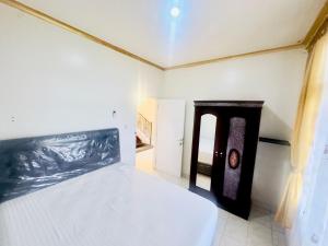 普卡Eton Asia Villas-Kota Bunga的一间设有床铺和桌子的房间