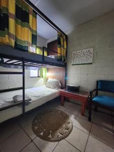 圣安娜Apartamento Américo!的一间卧室配有一张双层床、一张桌子和一把椅子