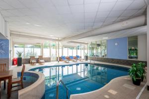 邓迪The Landmark Hotel and Leisure Club的大楼内一个蓝色的大型游泳池