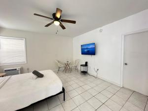 劳德代尔堡Fort Lauderdale 1 BDRM apartment -5 minutes walk to Las Olas Beach的一间卧室配有一张床和吊扇