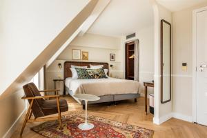 巴黎Hôtel Chamar的一间卧室配有一张床和一把椅子