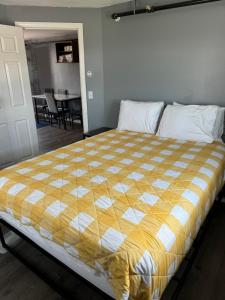 汉普顿12 Ashworth Ave suites的一张黄色和白色的大床