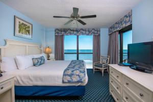 默特尔比奇默特尔海滩加勒比度假酒店的一间卧室配有一张床和一台平面电视