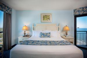 默特尔比奇默特尔海滩加勒比度假酒店的一间卧室设有一张床,享有海景