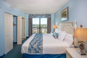 默特尔比奇默特尔海滩加勒比度假酒店的一间卧室设有一张大床和一个窗户。