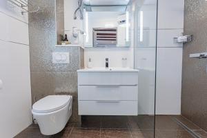 特罗吉尔Apartments & Rooms Trogir Stars FREE PARKING的白色的浴室设有卫生间和水槽。