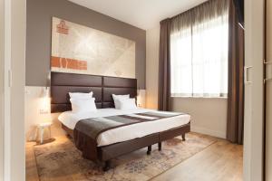 赞丹赞恩贝斯特韦斯特酒店的一间卧室设有一张大床和一个窗户。