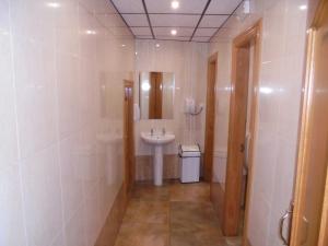 比利亚尔潘多安特兰塔旅馆的白色的浴室设有水槽和镜子