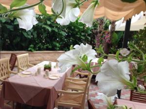 托尔托利Locanda degli Artisti的花园里的白色花桌