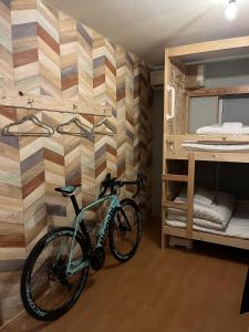 濑户田Cycle Guest House SHIOKAZE的停在墙上的自行车