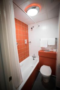 贝尔法斯特旅程住宿贝尔法斯特酒店的带浴缸、卫生间和盥洗盆的浴室