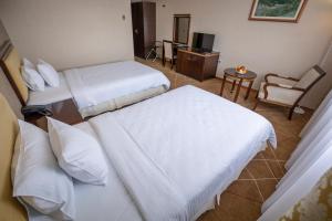 克拉多沃阿夸斯塔多瑙河酒店的酒店客房,设有三张床和椅子