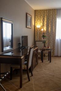 克拉多沃阿夸斯塔多瑙河酒店的客房设有书桌和桌椅。