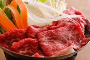 丰冈市Tsuruya Ryokan的一大碗食物,包括肉类和蔬菜