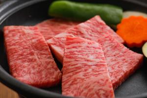 丰冈市Tsuruya Ryokan的锅里一捆肉,蔬菜