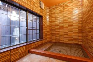 丰冈市Tsuruya Ryokan的客房设有带窗户的桑拿浴室。