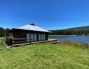 霍维克eKuthuleni - Wooden Cabin over the lake的湖畔小屋