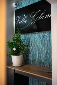 尤塔哈Villa Glamour的木桌上盆栽的植物