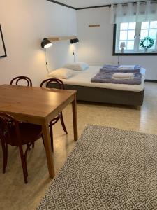 ÄleklintaÄleklinta Gård的卧室配有一张床和一张桌子及椅子