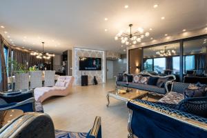 尤塔哈Villa Glamour的带沙发、椅子和电视的客厅