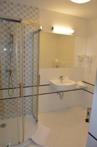 沃姆扎Hotel Via Baltica的带淋浴和盥洗盆的浴室