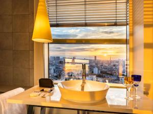 巴黎Too Hotel Paris - MGallery的窗户前设有带浴缸的浴室