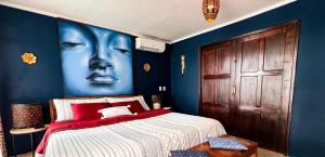 巴拿马城ORHO near to Tornillo Tower的卧室配有一张壁面涂漆的床