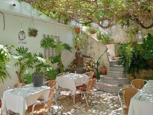 蒙希克阿尔贝加里亚拉格多宾馆的一个带桌椅的庭院和一个喷泉