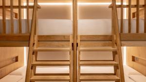 伦敦Zedwell Piccadilly Circus的小屋内的双层床间 - 带木制楼梯