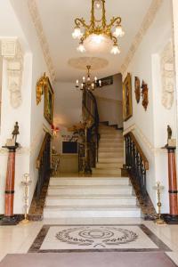 瓦尔纳Royal Hotel的吊灯房子里的楼梯