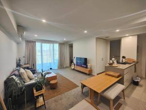 金斯顿Lakeside apartment, walking distance to foreshore的客厅配有沙发和桌子