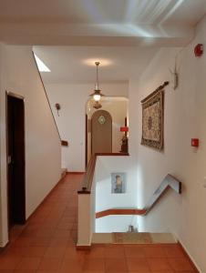 蒙希克阿尔贝加里亚拉格多宾馆的房屋内带楼梯的走廊