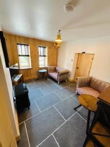 惠特比Sneaton Castle的客厅配有两张沙发和一张桌子