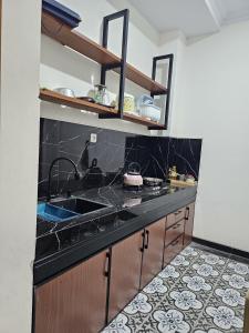 TimuranOmah Tabon Jogja - Dekat Dengan Malioboro的厨房配有水槽和台面