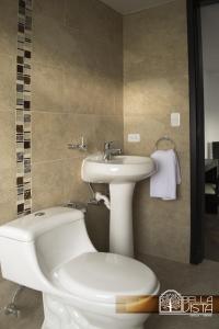 基多Hotel Bellavista Quito的一间带卫生间和水槽的浴室