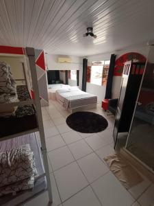 库里提巴Hostel Curitiba Budget的客厅配有床和沙发