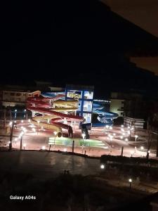 沙姆沙伊赫Apartment in Porto Sharm VIP的一群飞机在晚上停在大楼里