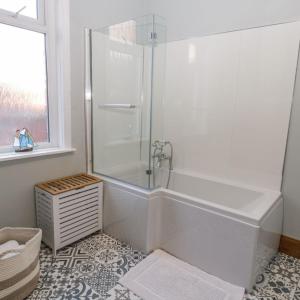 罗宾胡兹贝Falconhurst的带淋浴和浴缸的白色浴室