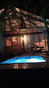 Pahala MaragahawewaLife of Leisure Wilpattu的一座游泳池,在晚上在建筑物前