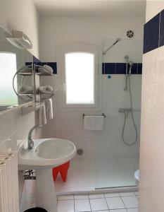 格雷乌莱班Le Mas de l'Orangerie 3 etoiles的白色的浴室设有水槽和淋浴。