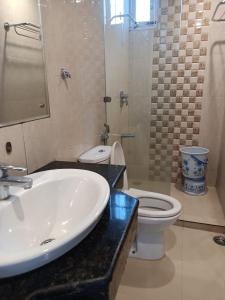 西姆拉zoz sm4的浴室配有白色水槽和卫生间。