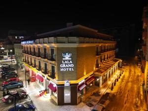 埃尔祖鲁姆Lala Grand Hotel的夜晚大酒店高处的景色