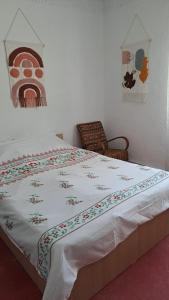茹里洛夫卡Casa antonyo的一间卧室配有一张大床,床上有毯子