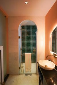 斋浦尔Bur'Dera - a Boutique Luxury Hotel的带淋浴、盥洗盆和镜子的浴室