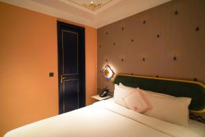 斋浦尔Bur'Dera - a Boutique Luxury Hotel的一间卧室配有一张床、一扇门和一张床。
