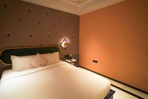 斋浦尔Bur'Dera - a Boutique Luxury Hotel的卧室配有一张白色大床